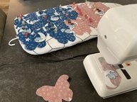 Julia Lang näht in München zum guten Zweck Schmetterlinge. Dazu gehört zunächst erstmal der Stoff.