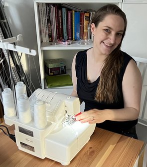 Julia Lang von Julia Lang Handmade an Ihrer Overlock